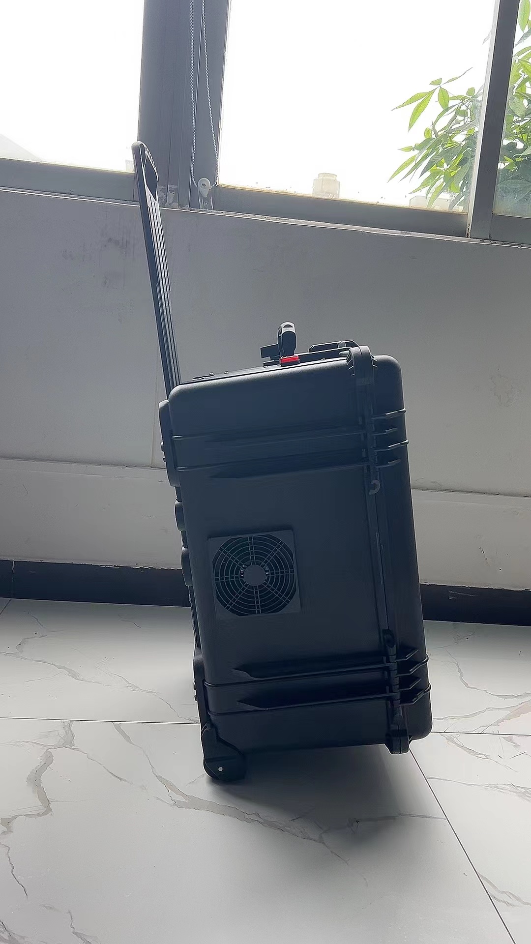 鱼峰手拉箱型移动通信干扰器